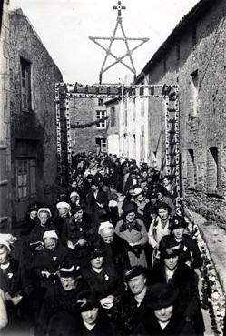 Iconographie - Souvenir de la mission 1938 - Les femmes en procession